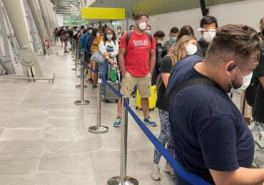 Pasajeros reportan “filas inhumanas” en Aeropuerto de Pudahuel para acceder a PCR y poder entrar a Chile 