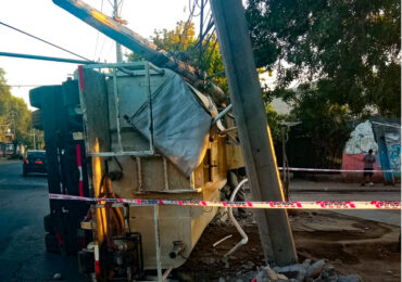 Camión se volcó y a su paso derriba postes del tendido de cables aéreos en Cerro Navia