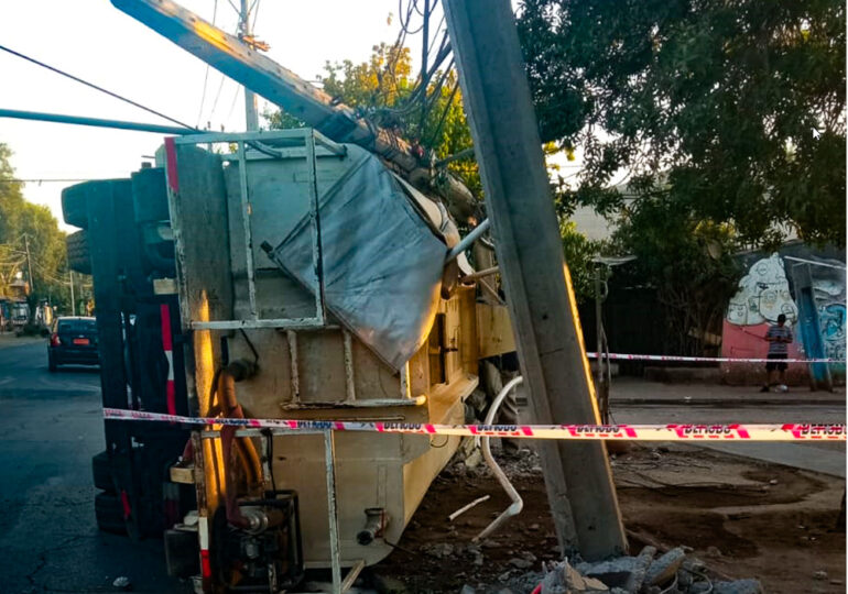 Camión se volcó y a su paso derriba postes del tendido de cables aéreos en Cerro Navia