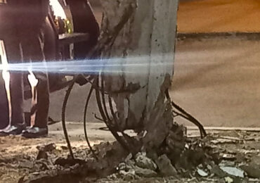 Choque destruye base de poste del tendió aéreo de cables en Pudahuel