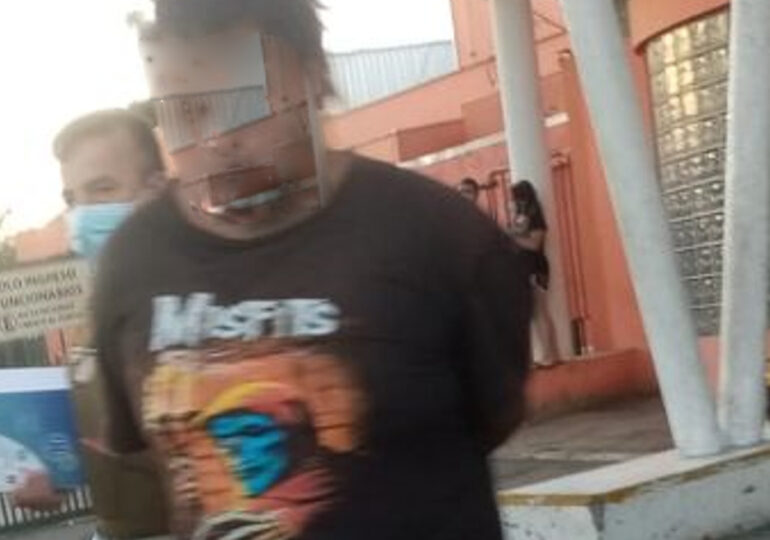 Sujetos que viven en situación calle al interior de plaza pública en Pudahuel amenazan a la gente con machete