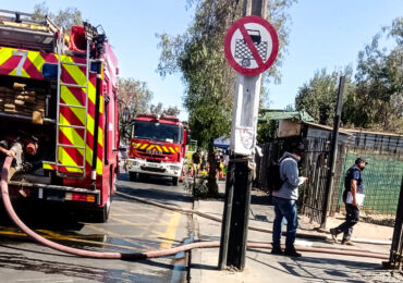 Incendio destruye departamento frente a la municipalidad de Pudahuel