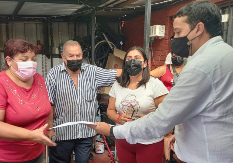 Alcalde Pudahuel hizo entrega oficio con mitigación vial a familia afectada por choque de automóvil a su vivienda