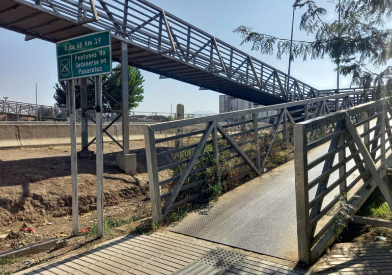 Desnivel en pasarela de ruta 68 ha causado varios accidentes en Pudahuel
