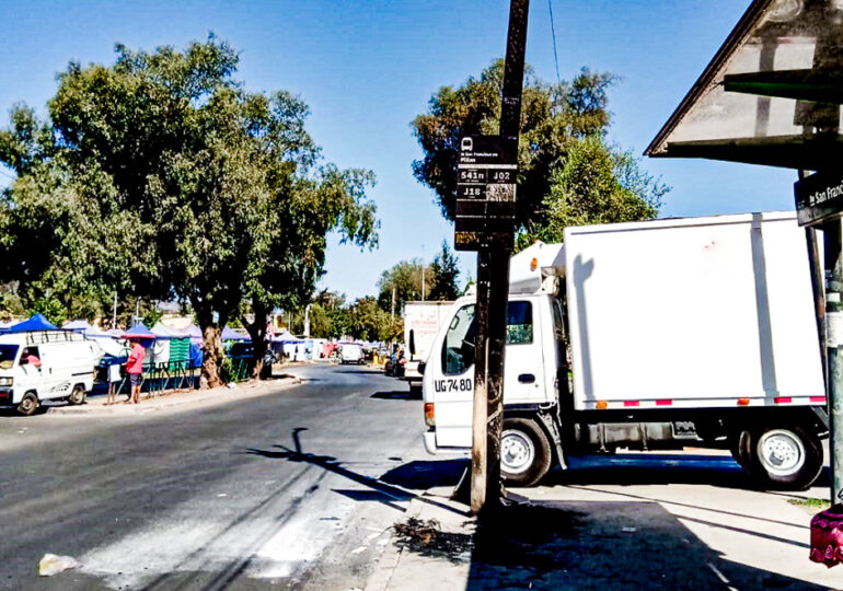 El humo negro y tóxico cubrió letrero de anuncio de paradero de buses y poste del tendido eléctrico. 