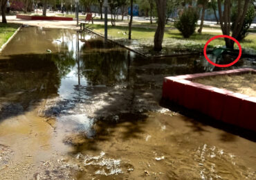 Desconocidos rompen llave de agua de regadío e inundan plaza público y calle en Pudahuel