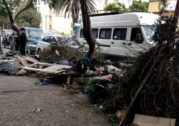 Basura y ramas de árboles en vereda causa molestia a comerciantes y visitante a persa en Pudahuel