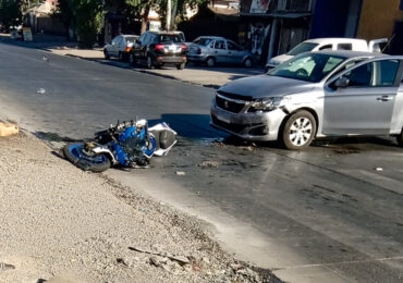 Choque de alta energía entre motocicleta y automóvil deja un lesionado grave en Pudahuel