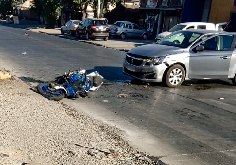 Choque de alta energía entre motocicleta y automóvil deja un lesionado grave en Pudahuel