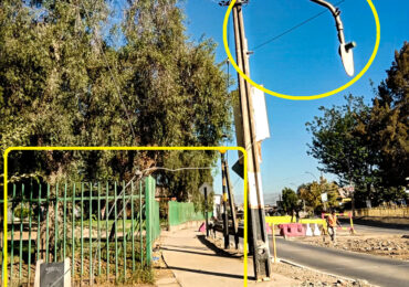 Foco de alumbrado torcido y cables metálicos a baja altura alarman a transeúntes en Pudahuel