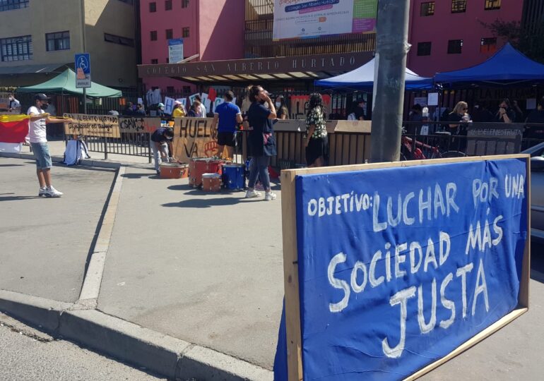 Tercer día de huelga en Colegio San Alberto Hurtado de Pudahuel: Exigen mejores condiciones laborales y pago de bonos