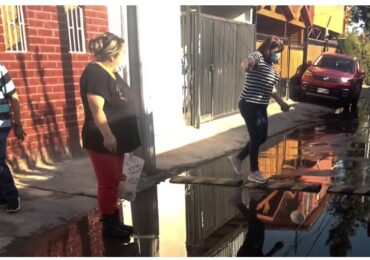 Vecinos conviven con malos olores y problemas de higiene por inundación de aguas de alcantarilla en Pudahuel