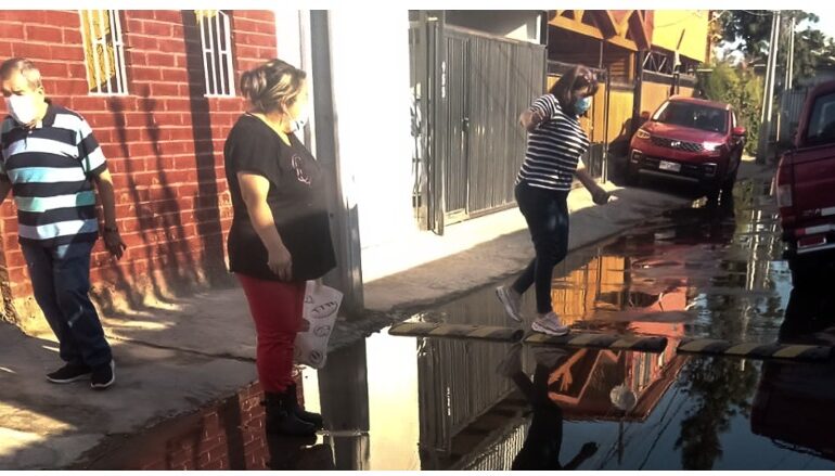 Vecinos conviven con malos olores y problemas de higiene por inundación de aguas de alcantarilla en Pudahuel