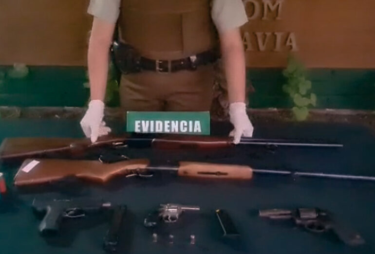 Sujetos que hacían disparos en la vía pública en Cerro Navia son detenidos