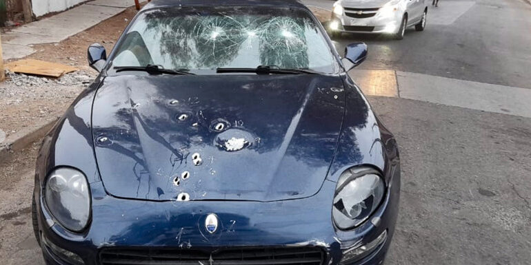 18 impactos de bala reciben vehículo estacionado sin pasajero en Pudahuel