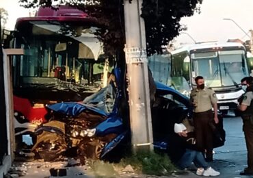 Choque de alta energía deja un automóvil destruido y casa con daños de consideración en Cerro Navia