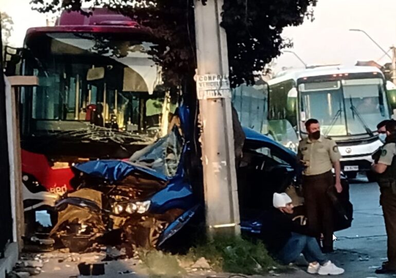 Choque de alta energía deja un automóvil destruido y casa con daños de consideración en Cerro Navia