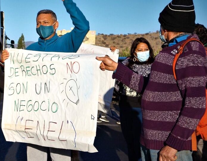 Vecinos del sector rural de Pudahuel se manifiestan por falta de suministro eléctrico