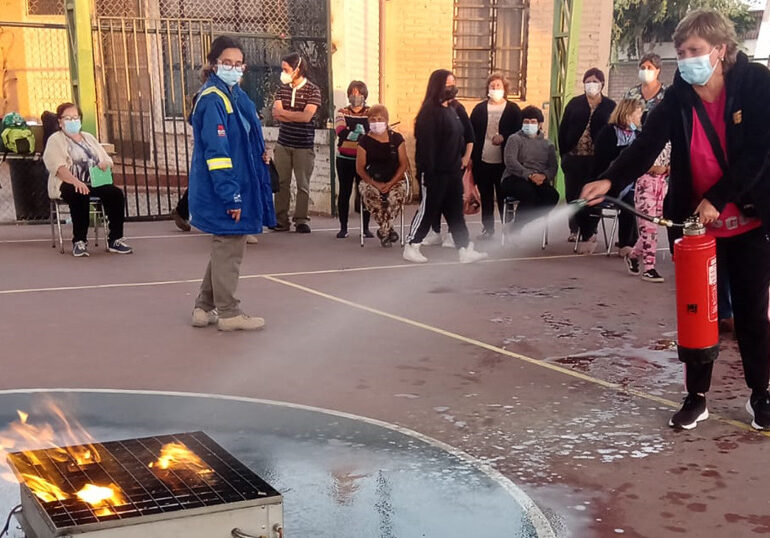Taller preventivo de incendio se realiza en Junta de vecinos en Pudahuel