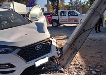 Choque de automóvil con poste de cemento deja un lesionado en Pudahuel