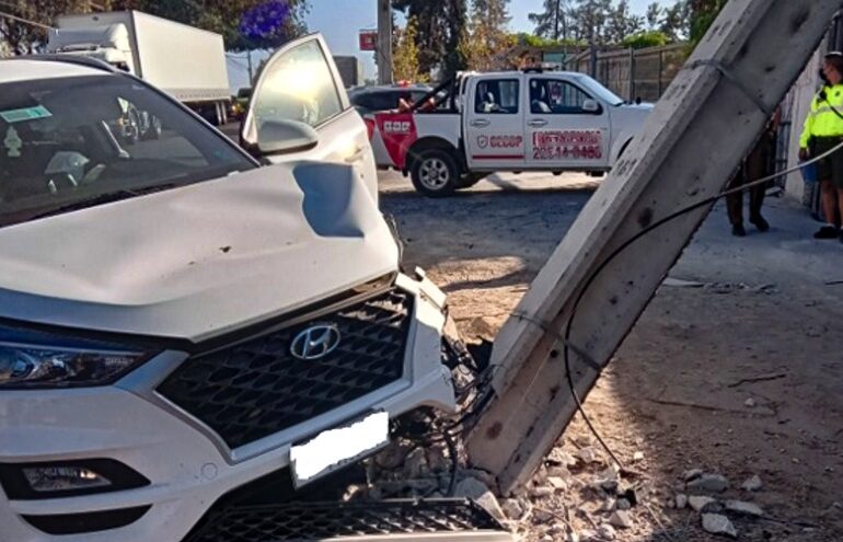 Choque de automóvil con poste de cemento deja un lesionado en Pudahuel