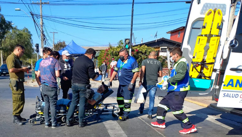 Motorista queda con considerables lesiones tras chocar con automóvil en Pudahuel 