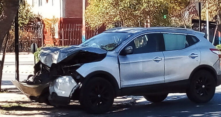 Choque de automóvil con árbol deja personas sin lesiones y vehículo con daños de consideración en Pudahuel