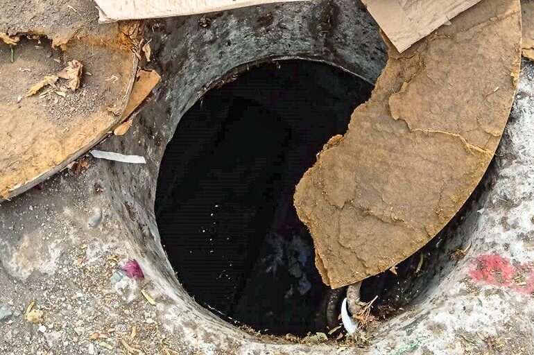 Peligro por robo de tapa metálica de alcantarilla en una zona de alto tráfico peatonal en Pudahuel