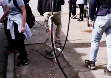Roban cables del tendido aéreo y otros quedan cortados a centímetros del suelo en Pudahuel
