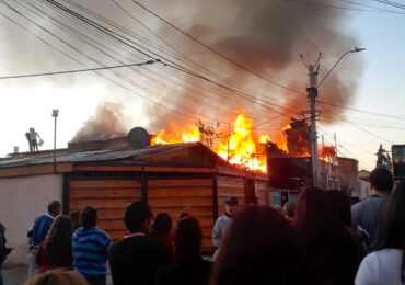 Dos casas destruidas y dos adultos mayores lesionados en incendio en Pudahuel norte