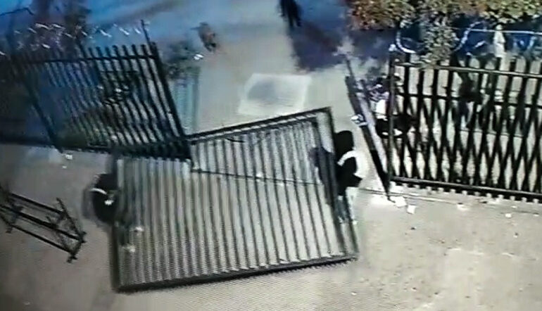 Intentan quemar cuartel y roban portón perimetral a la sexta compañía Bomba Pudahuel