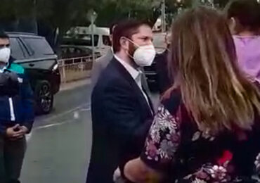 Presidente Gabriel Boric es insultado por un grupo de personas en Cerro Navia