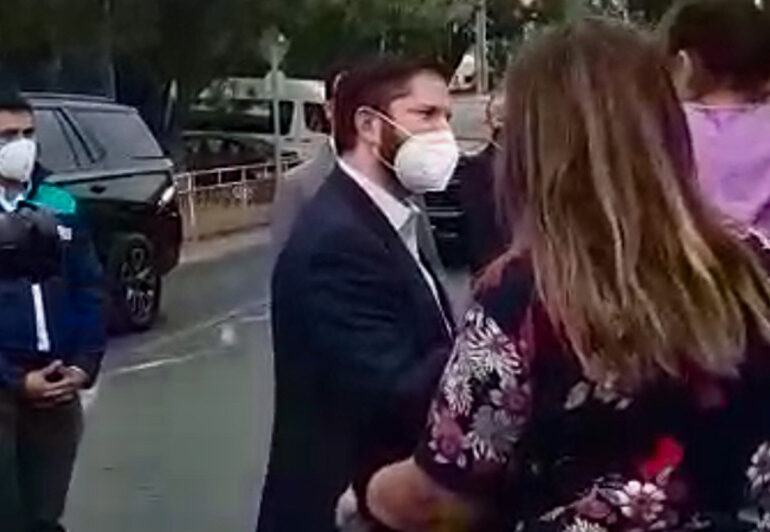 Presidente Gabriel Boric es insultado por un grupo de personas en Cerro Navia