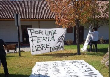 Tenso momento al interior de la municipalidad: Alcalde es increpado por manifestantes en Pudahuel