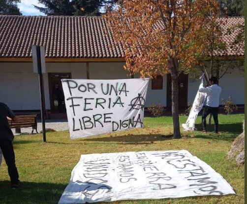Tenso momento al interior de la municipalidad: Alcalde es increpado por manifestantes en Pudahuel