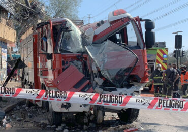 Seis personas lesionadas en choque de carro de bomberos y vehículo menor en Cerro Navia