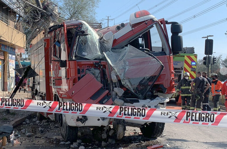 Seis personas lesionadas en choque de carro de bomberos y vehículo menor en Cerro Navia