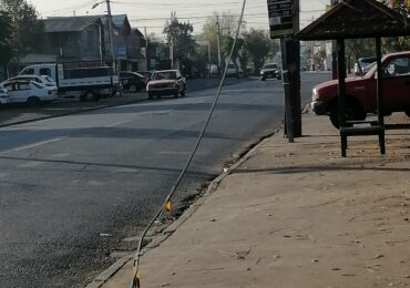 Peligro: Vecinos alertan cables caídos cerca de paradero de buses en Pudahuel