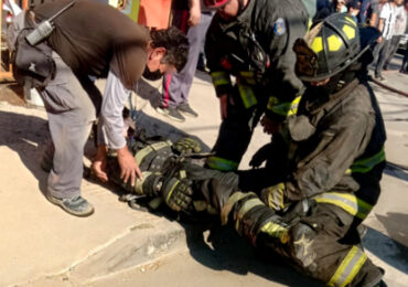 Dos personas lesionadas y cinco damnificados en incendio que afectó a viviendas en cerro Navia