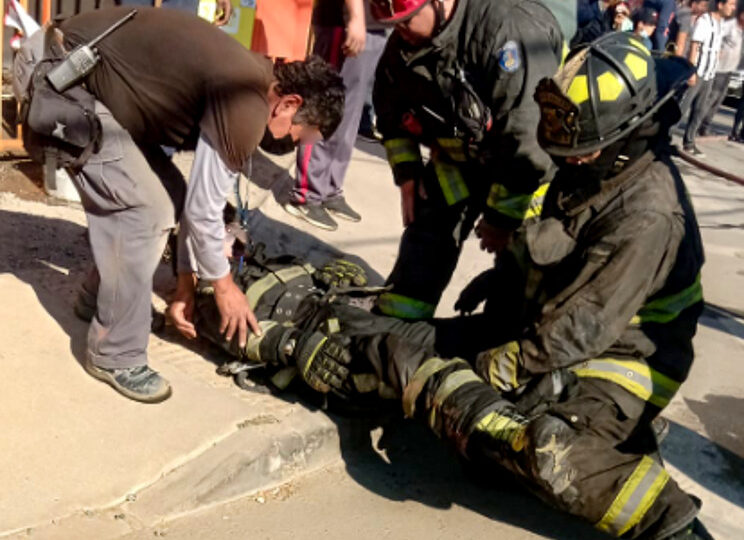 Dos personas lesionadas y cinco damnificados en incendio que afectó a viviendas en cerro Navia