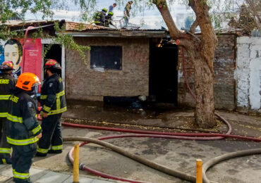 Incendio destruye vivienda y deja dos con daños de consideración en Cerro Navia