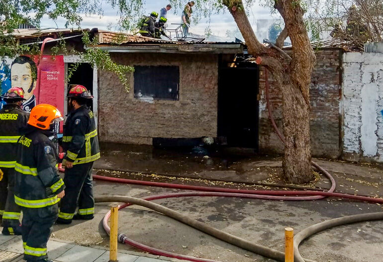 Incendio destruye vivienda y deja dos con daños de consideración en Cerro Navia
