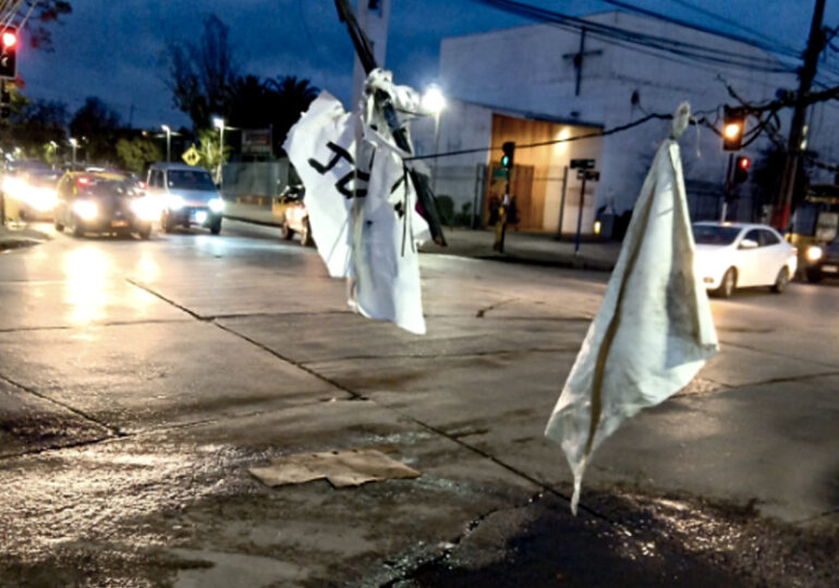Cables cortados en intersección de dos avenidas causan preocupación en conductores en Pudahuel 