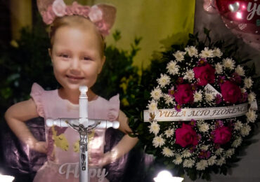 Florencia de tres años atropellada a metros de su casa es velada en el Pasaje Santa Cristina en Pudahuel