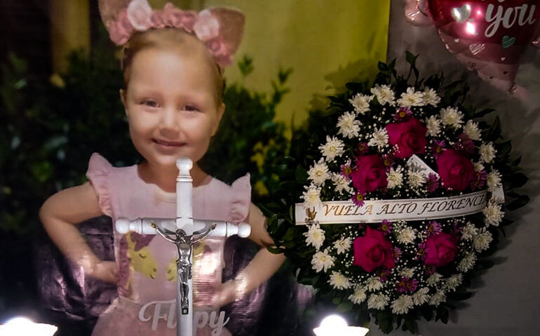 Florencia de tres años atropellada a metros de su casa es velada en el Pasaje Santa Cristina en Pudahuel