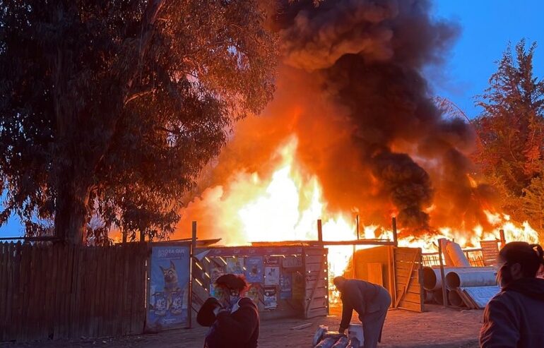 Incendio destruye tres viviendas y deja una cuarta con daños de consideración en Pudahuel rural