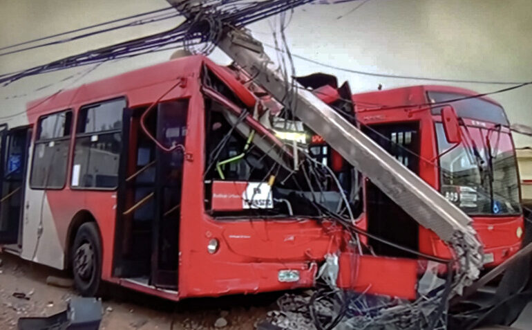 Choque de alta energía de bus de transporte público con paste en Pudahuel rural