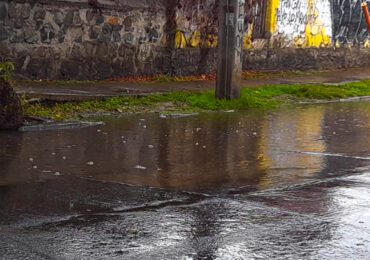 Comienza lluvias y hay resumideros tapados con basura en Pudahuel