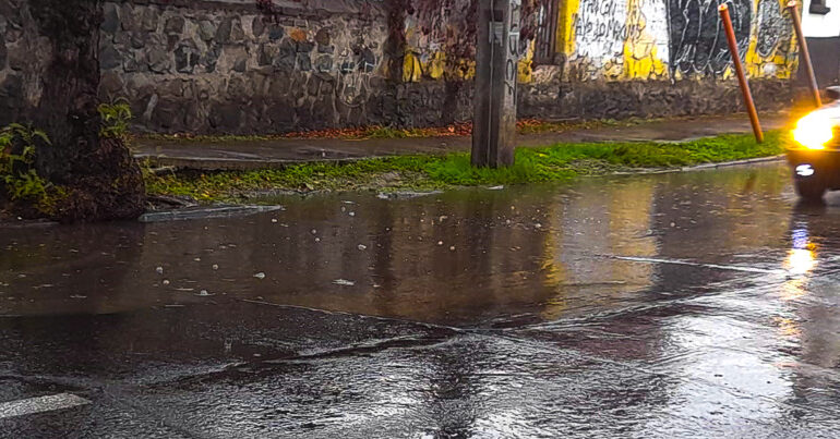 Comienza lluvias y hay resumideros tapados con basura en Pudahuel