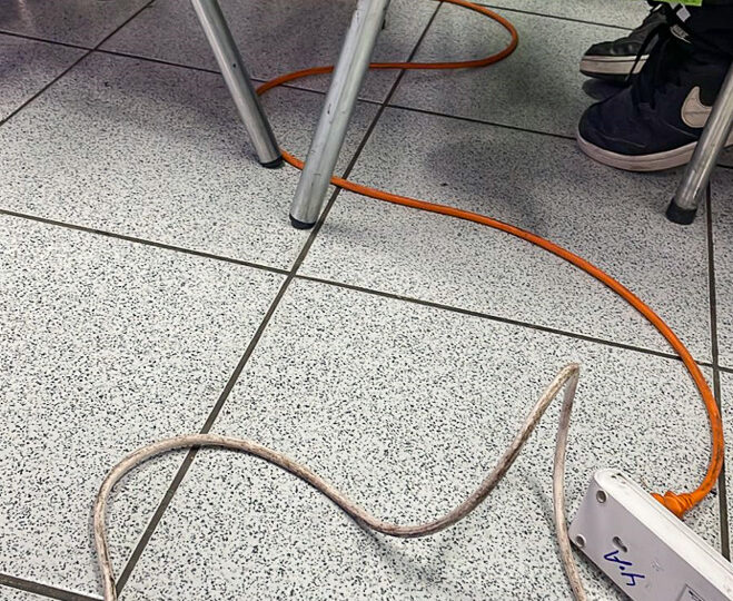 Profesor electrocutado por descarga eléctrica en recinto de educación pública en Pudahuel
